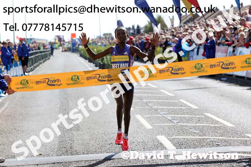 Mary Keitany wins the womens Morrisons Great North Run. Photo: David T. Hewitson/Sports for All Pics
